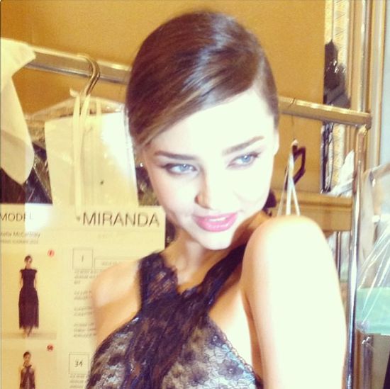 Znana modelka pokazała piersi (FOTO)