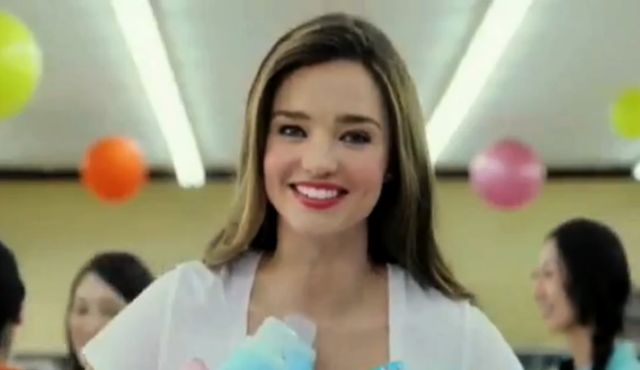 Słodka Miranda Kerr w japońskiej reklamie płynu do płukania Słodka Miranda Kerr w japońskiej reklamie płynu do płukania