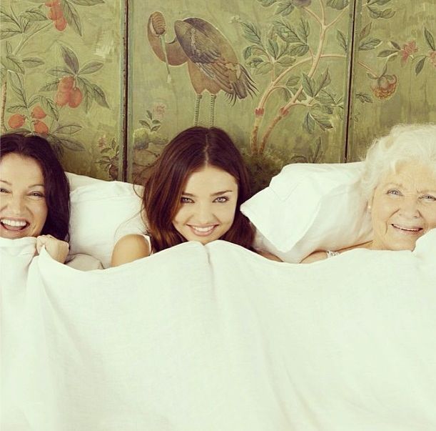 Miranda Kerr z mamą i babcią w łóżku (FOTO) Miranda Kerr z mamą i babcią w łóżku (FOTO)