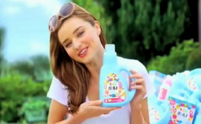 Słodka Miranda Kerr w japońskiej reklamie płynu do płukania Słodka Miranda Kerr w japońskiej reklamie płynu do płukania