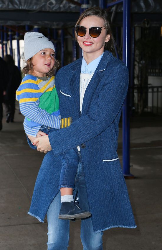 Miranda Kerr ledwo wyszła z samolot i ruszyła na ustawkę Miranda Kerr ledwo wyszła z samolot i ruszyła na ustawkę