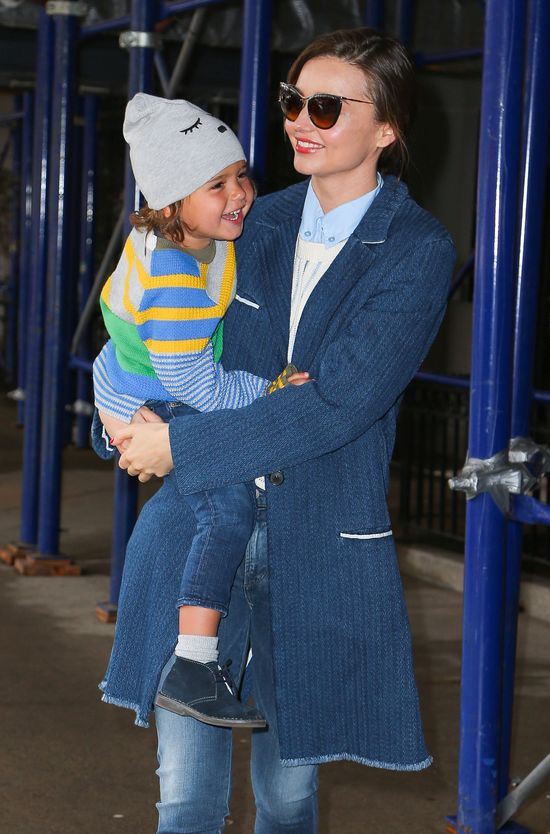 Miranda Kerr ledwo wyszła z samolot i ruszyła na ustawkę Miranda Kerr ledwo wyszła z samolot i ruszyła na ustawkę