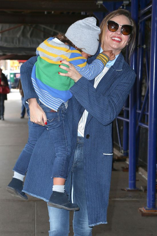 Miranda Kerr ledwo wyszła z samolot i ruszyła na ustawkę Miranda Kerr ledwo wyszła z samolot i ruszyła na ustawkę