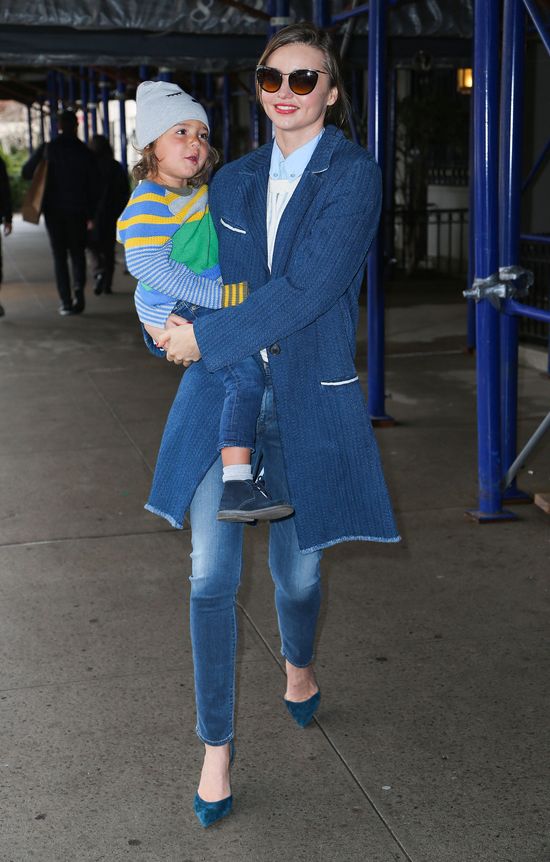 Miranda Kerr ledwo wyszła z samolot i ruszyła na ustawkę Miranda Kerr ledwo wyszła z samolot i ruszyła na ustawkę