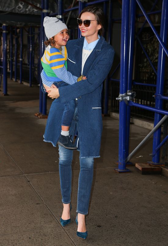 Miranda Kerr ledwo wyszła z samolot i ruszyła na ustawkę Miranda Kerr ledwo wyszła z samolot i ruszyła na ustawkę