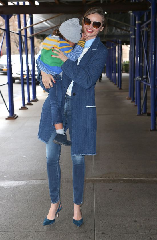 Miranda Kerr ledwo wyszła z samolot i ruszyła na ustawkę Miranda Kerr ledwo wyszła z samolot i ruszyła na ustawkę