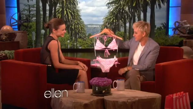 Miranda Kerr dostała nosidełko ze skrzydładmi (VIDEO)