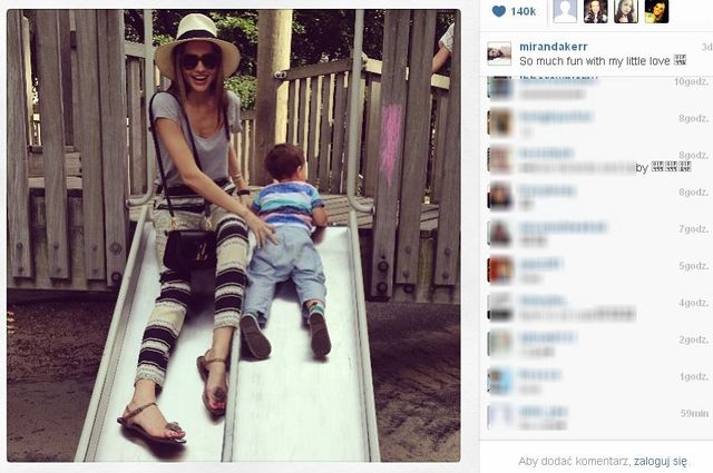 Miranda Kerr bawi się na placu zabaw (FOTO)