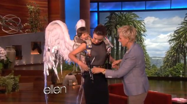 Miranda Kerr dostała nosidełko ze skrzydładmi (VIDEO)