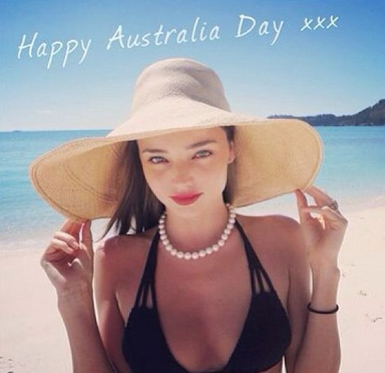 Miranda Kerr kusi piersią (FOTO)