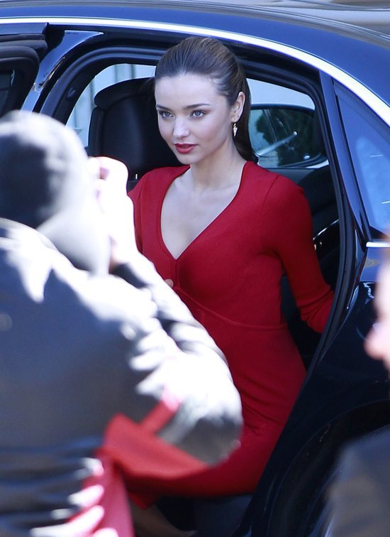 Miranda Kerr nauczy Was, jak ślicznie wysiadać z samochodu 