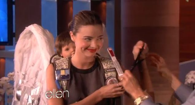 Miranda Kerr dostała nosidełko ze skrzydładmi (VIDEO)
