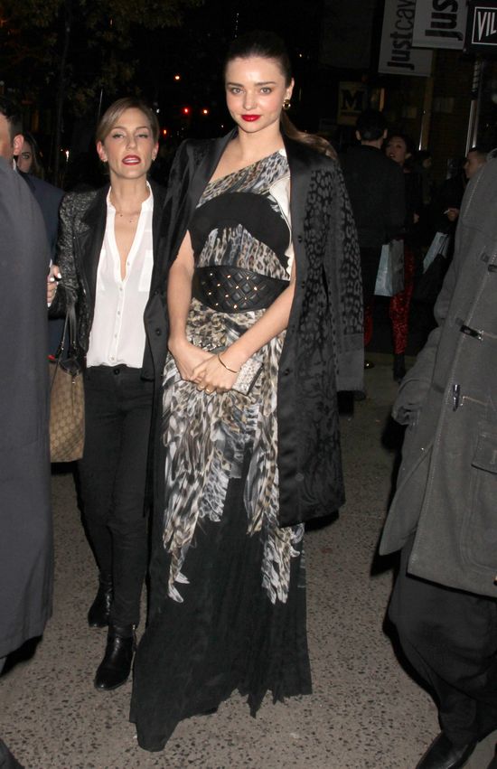 Miranda Kerr uwodzi na imperezie Roberto Cavallego (FOTO)