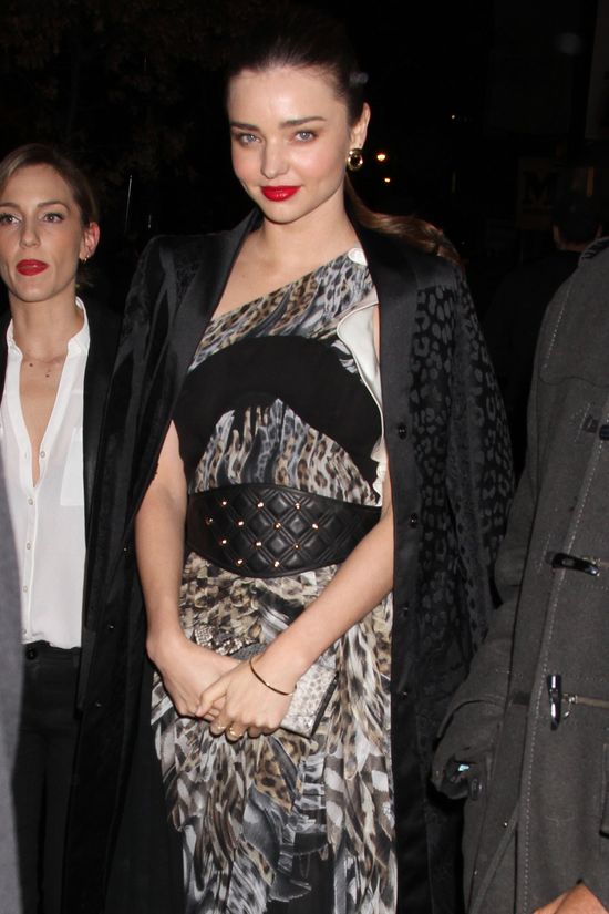 Miranda Kerr uwodzi na imperezie Roberto Cavallego (FOTO)