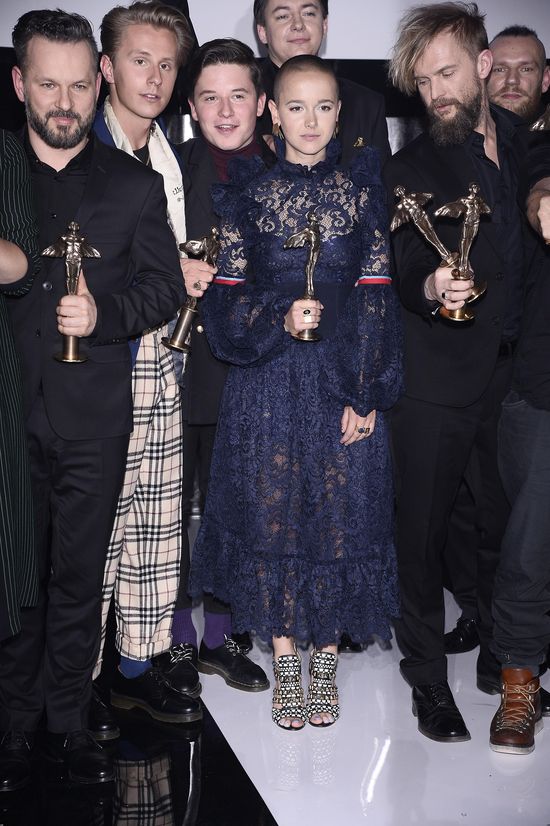 Łysa głowa i koronka. Wbrew pozorom Monika Brodka wyglądała ślicznie