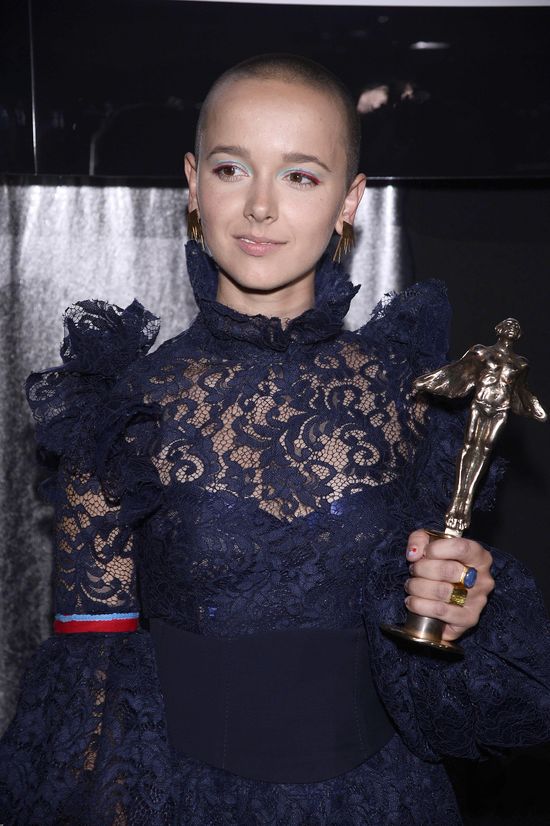 Łysa głowa i koronka. Wbrew pozorom Monika Brodka wyglądała ślicznie