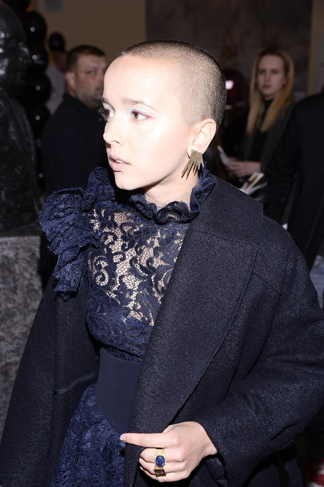 Łysa głowa i koronka. Wbrew pozorom Monia Brodka wyglądała ślicznie