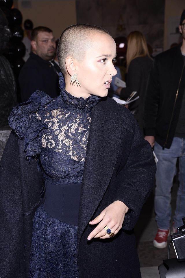 Łysa głowa i koronka. Wbrew pozorom Monia Brodka wyglądała ślicznie