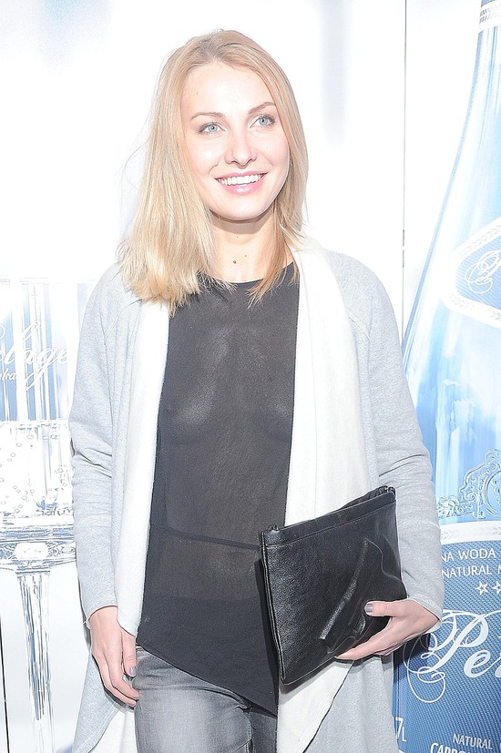 Ups - ta aktorka nie wiedziała, że bluzka prześwituje (FOTO)