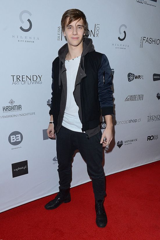 Maciej Musiał - rodzynek na modowej imprezie (FOTO)