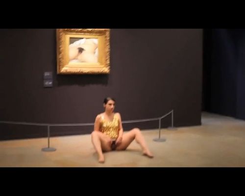 SKANDAL? Bez majtek rozkraczyła nogi przed obrazem [VIDEO]