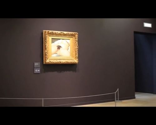 SKANDAL? Bez majtek rozkraczyła nogi przed obrazem [VIDEO]