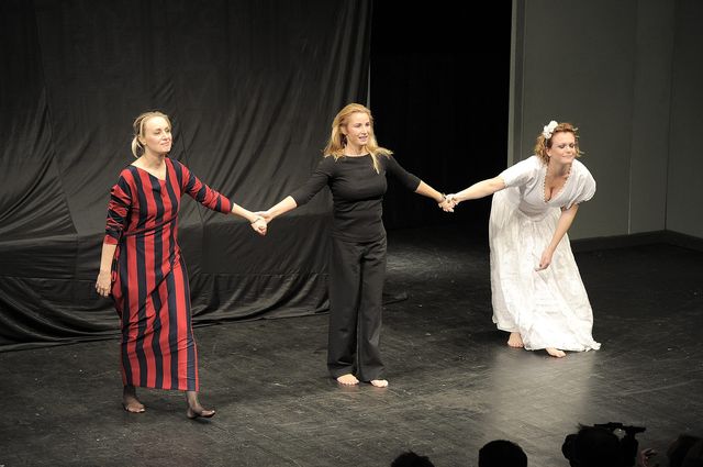 Dawno niewidziane gwiazdy i stali bywalcy na premierze (FOTO