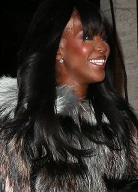 Dziwne łaty na głowie Naomi Campbell (FOTO)