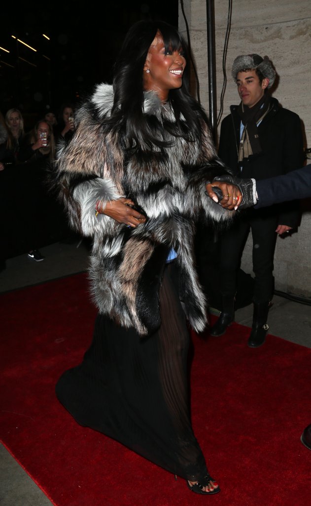 Dziwne łaty na głowie Naomi Campbell (FOTO)