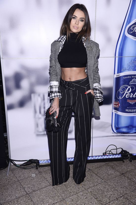 Z pokazywania piersi przerzuciła się na pokazywanie brzucha (FOTO)