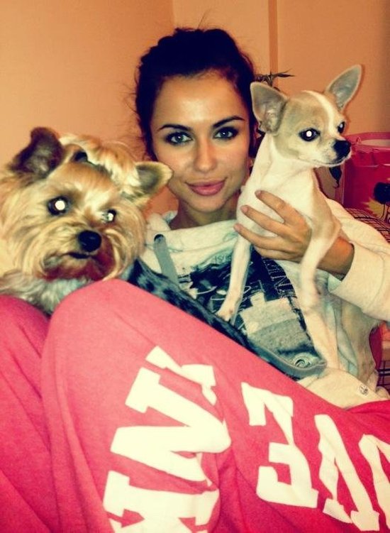 Natalia Siwiec i piesek ze skarpetką na głowie (FOTO)