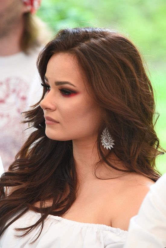 Wokalistka w bluzce, która jest hitem tego sezonu (FOTO)