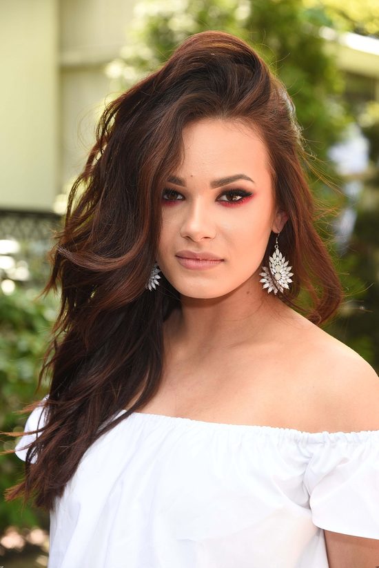 Wokalistka w bluzce, która jest hitem tego sezonu (FOTO)