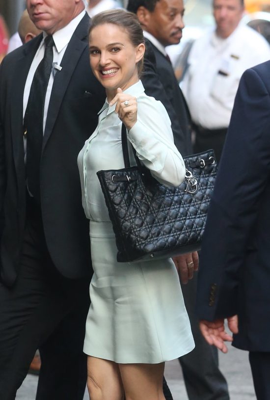 Niech Was nie zmyli ta grzeczna fryzura, spójrzcie niżej (FOTO)