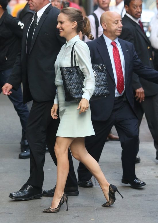 Niech Was nie zmyli ta grzeczna fryzura, spójrzcie niżej (FOTO)