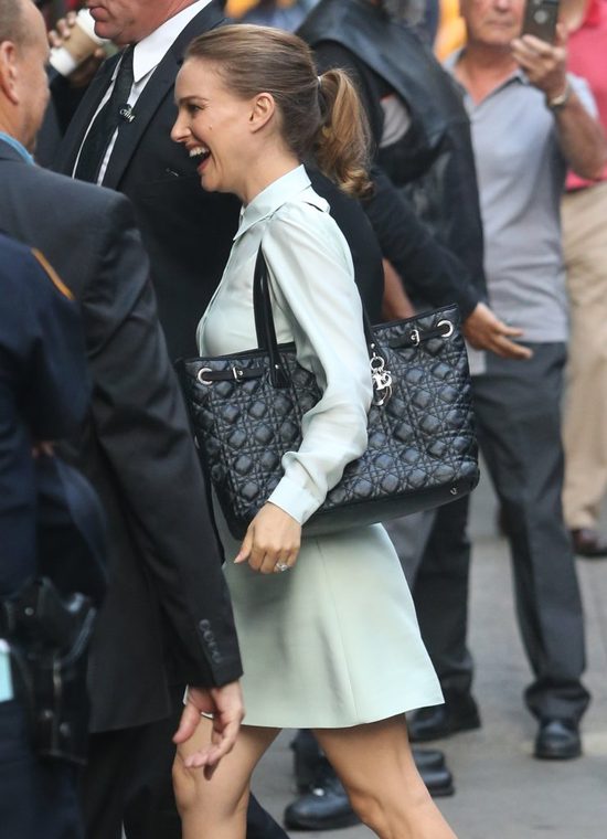 Niech Was nie zmyli ta grzeczna fryzura, spójrzcie niżej (FOTO)