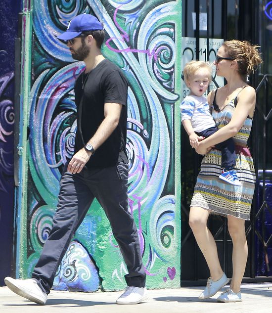 Jak Natalie Portman bawi się z rodzinką? (FOTO) Jak Natalie Portman bawi się z rodzinką? (FOTO)