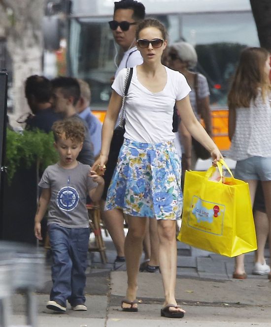 Natalie Portman przyłapana na zakupach bez stanika (FOTO)