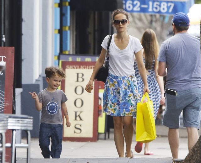 Natalie Portman przyłapana na zakupach bez stanika (FOTO)