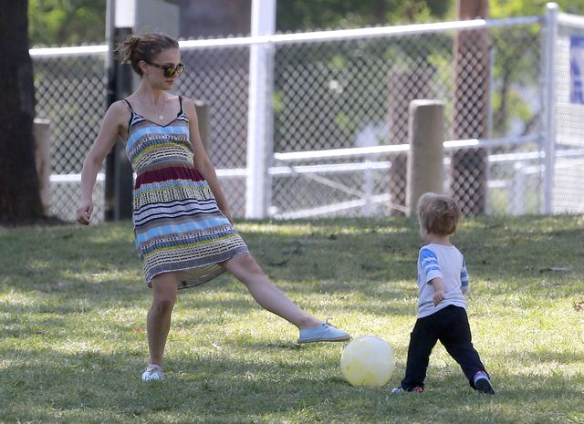 Jak Natalie Portman bawi się z rodzinką? (FOTO) Jak Natalie Portman bawi się z rodzinką? (FOTO)