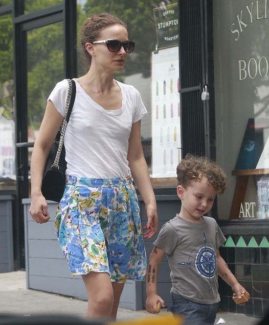 Natalie Portman przyłapana na zakupach bez stanika (FOTO)