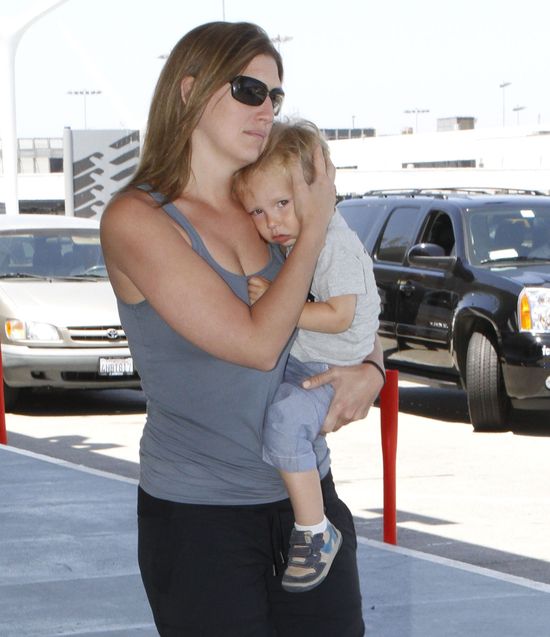 Natalie Portman bez makijażu z rodzinką (FOTO)