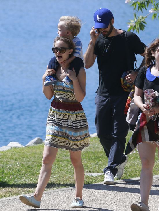 Jak Natalie Portman bawi się z rodzinką? (FOTO)
