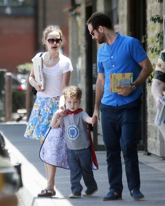 Natalie Portman przyłapana na zakupach bez stanika (FOTO)