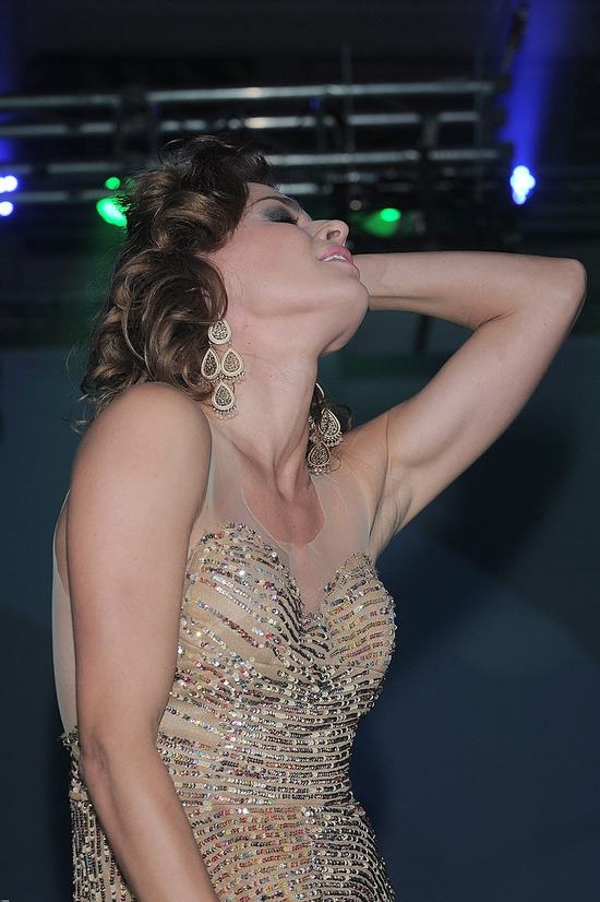 Urbańska w sukience - zbroi oraz złotej kreacji divy (FOTO) Urbańska w sukience - zbroi oraz złotej kreacji divy (FOTO)