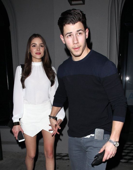 Dziewczyna Nicka Jonasa ma nogi do nieba (FOTO)