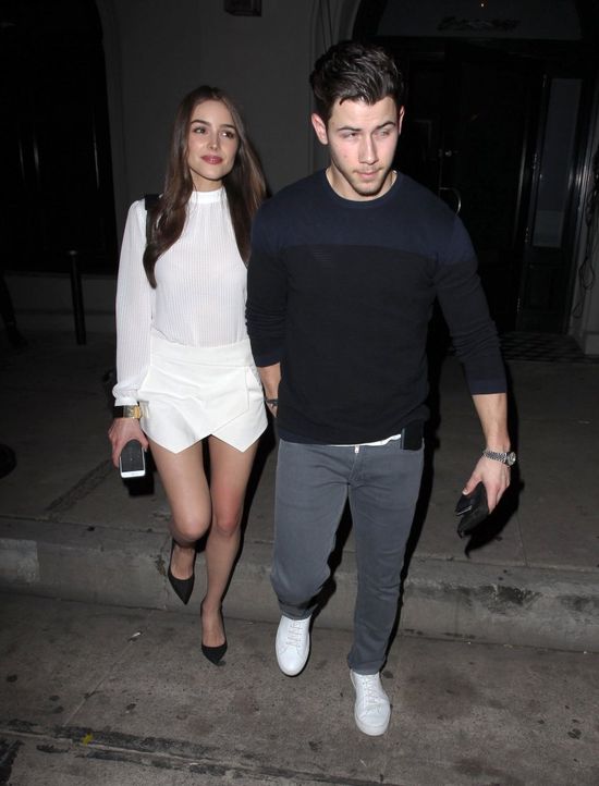 Dziewczyna Nicka Jonasa ma nogi do nieba (FOTO)