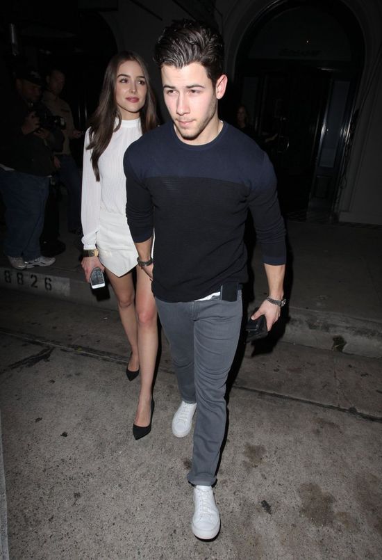 Dziewczyna Nicka Jonasa ma nogi do nieba (FOTO)