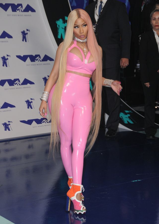 Zoom na skorupkę z pudru na twarzy Nicki Minaj