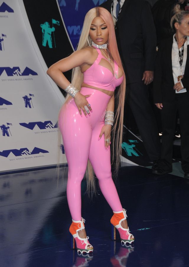 Zoom na skorupkę z pudru na twarzy Nicki Minaj